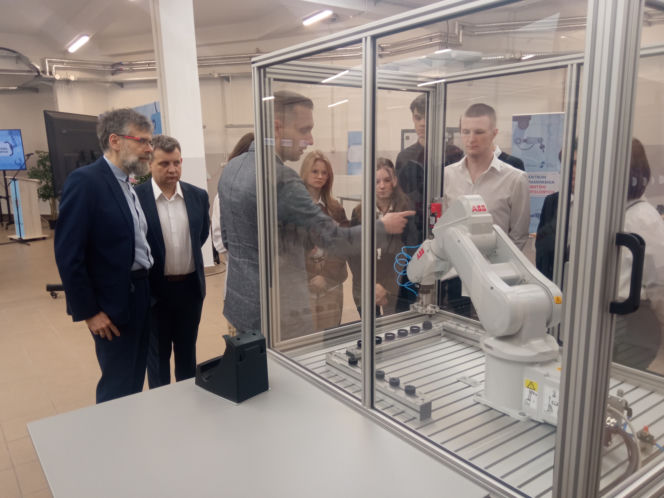 W Grudziądzu otwarto Centrum Programowania Robotów Przemysłowych