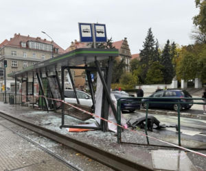 Chwile grozy na przystanku w Poznaniu. Samochód wjechał w wiatę, ludzie byli tuż obok [ZDJĘCIA]
