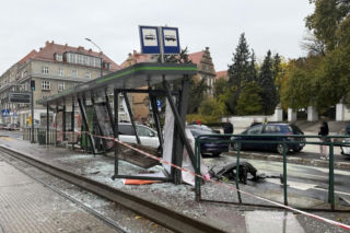 Samochód staranował wiatę przystankową. Trzy osoby były w niebezpieczeństwie!