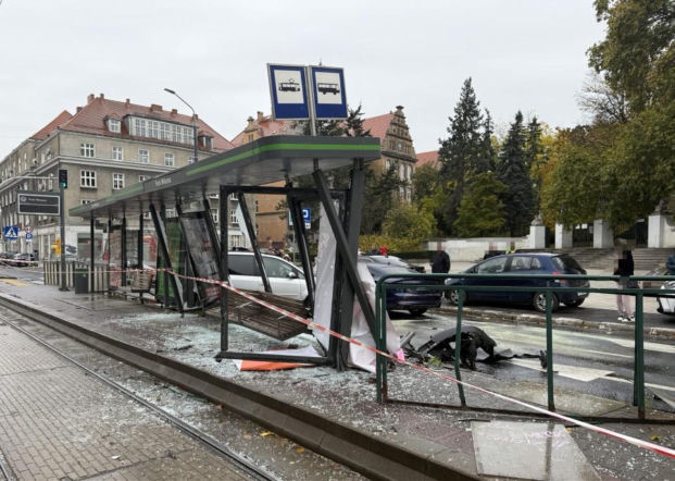 Chwile grozy na przystanku w Poznaniu. Samochód wjechał w wiatę, ludzie byli tuż obok [ZDJĘCIA]