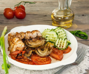 Pikantne piersi kurczaka barbecue i karczochy z winegretem