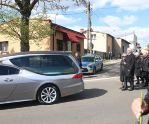 Polacy żegnają Łukasza Litewkę. Kondukt żałobny