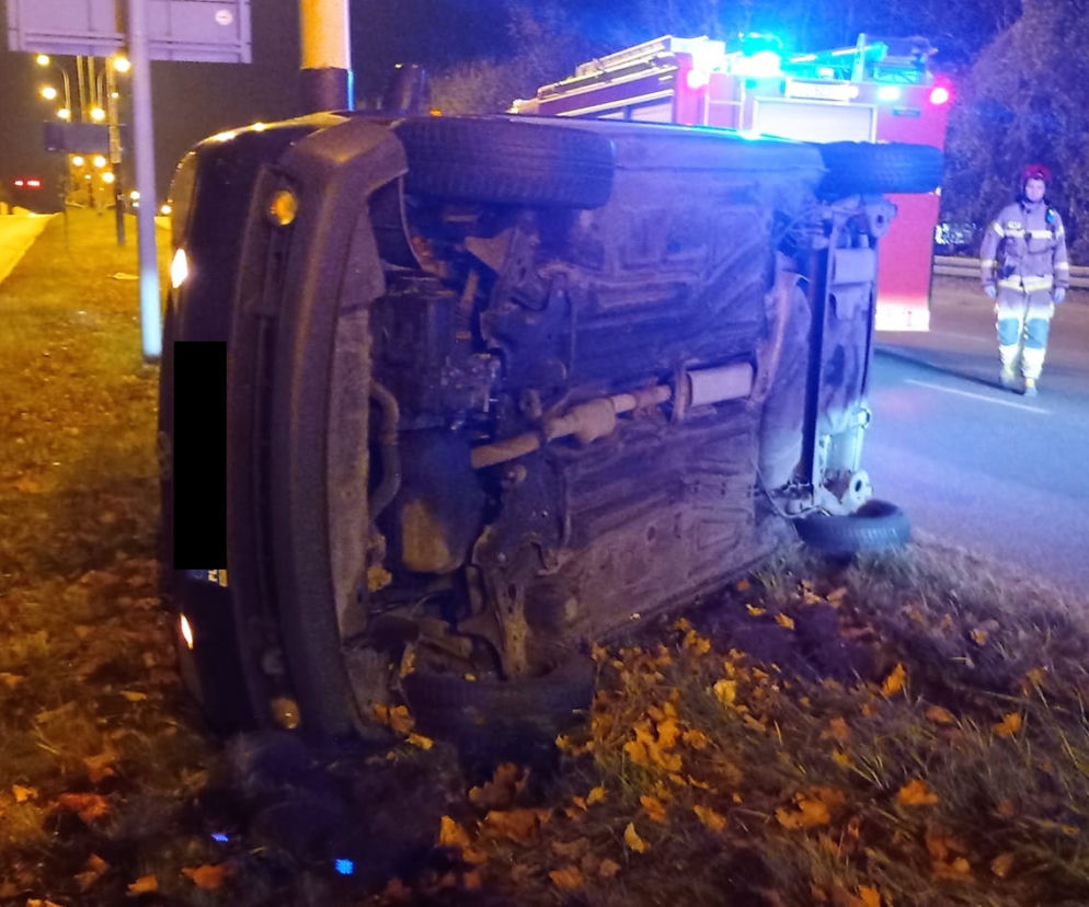 Wypadek na Włókniarzy. Volkswagen przewrócony na bok po zderzeniu z ciężarówką