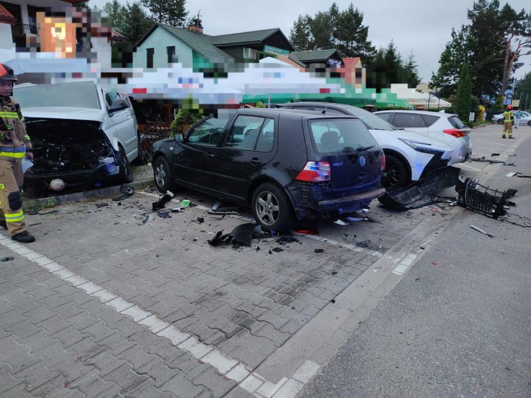 Pijany 19-latek uciekał przed policją. Rozbił auta, ogrodzenie i latarnię