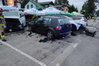 Pijany 19-latek uciekał przed policją. Rozbił auta, ogrodzenie i latarnię
