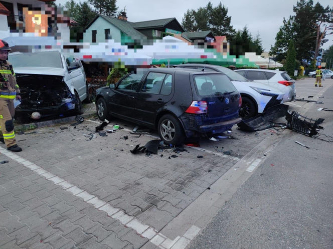 Pijany 19-latek uciekał przed policją. Rozbił auta, ogrodzenie i latarnię