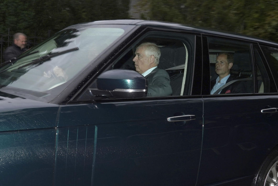 Królowa Elżbieta II w ciężkim stanie. Rodzina gromadzi się nad jej łożem.  Anglia wstrzymuje oddech 