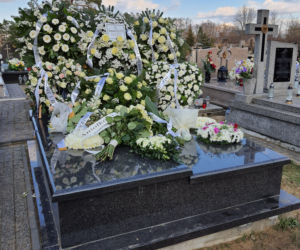 Morze białych kwiatów na grobie maleńkiej Hani