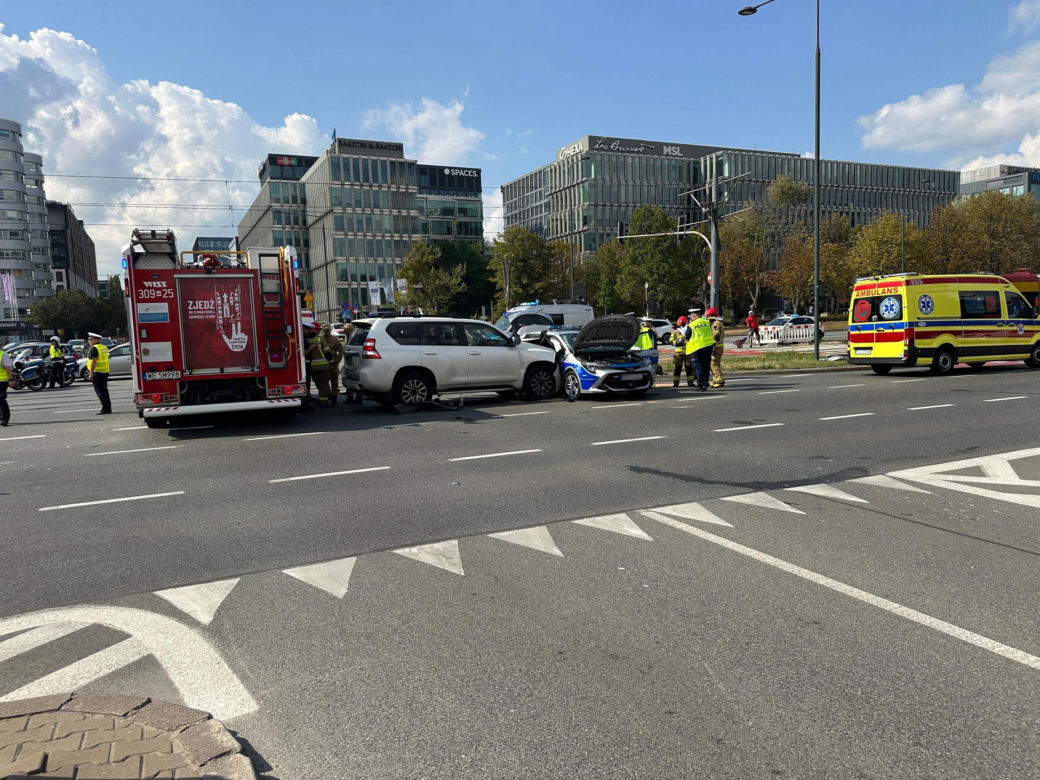 Wypadek radiowozu w Warszawie. Cztery osoby ranne, w tym policjanci