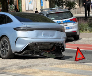 Radiowóz wjechał w elektryka. Niecodzienna kraksa w centrum Warszawy