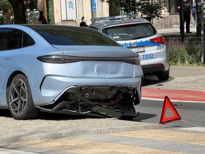 Radiowóz wjechał w elektryka. Niecodzienna kraksa w centrum Warszawy