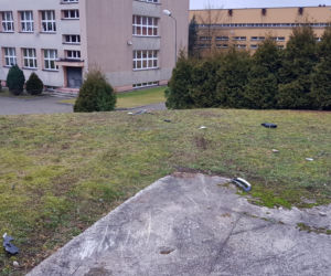 Wyglądało groźnie. Samochód przejechał przez deptak, sforsował ogrodzenie i stoczył się ze skarpy.