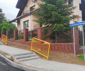 Żółte barierki szokują mieszkańców