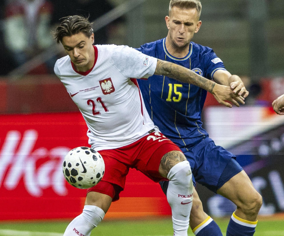 Nicola Zalewski walczy o piłkę z rywalem podczas meczu z Bośnią. O wyniku starcia w Lidze Narodów dowiesz się w SE Supersport.
