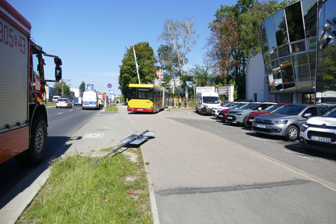 Autobus MPK wjechał w salon samochodowy