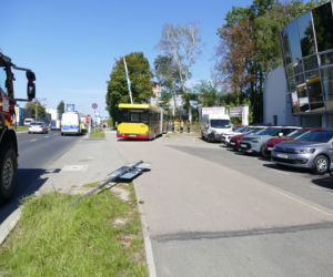 Autobus MPK wjechał w salon samochodowy