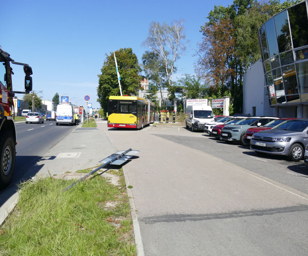 Autobus MPK wjechał w salon samochodowy