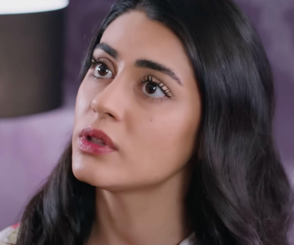 Ujęcie twarzy kobiety z długimi, ciemnymi włosami i intensywnym spojrzeniem, odzwierciedlające zaniepokojenie Hancer z serialu Panna młoda w odcinku 83, która rusza śladem Cihana. Więcej o losach bohaterów przeczytasz na portalu Super Seriale.