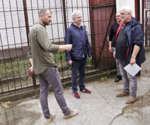 Mały Zgon. Ekipa filmowa z Juliuszem Machulskim w byłym areszcie w Bartoszycach