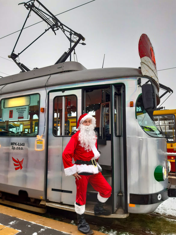 Mikołajkowy tramwaj na ulicach Łodzi