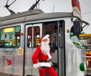 Mikołajkowy tramwaj na ulicach Łodzi