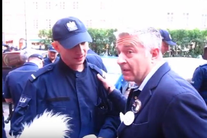 SZOKUJĄCE zachowanie Frasyniuka na miesięcznicy smoleńskiej. Jest NAGRANIE
