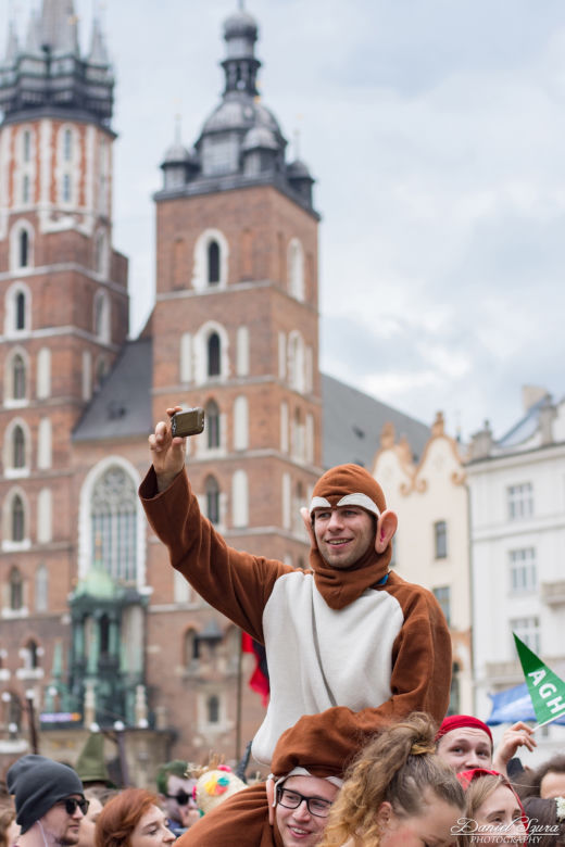 Korowód juwenaliowy na krakowski Rynek: Studenci świętują! [ZDJĘCIA]