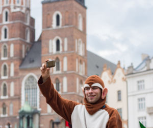 Korowód juwenaliowy na krakowski Rynek: Studenci świętują! [ZDJĘCIA]