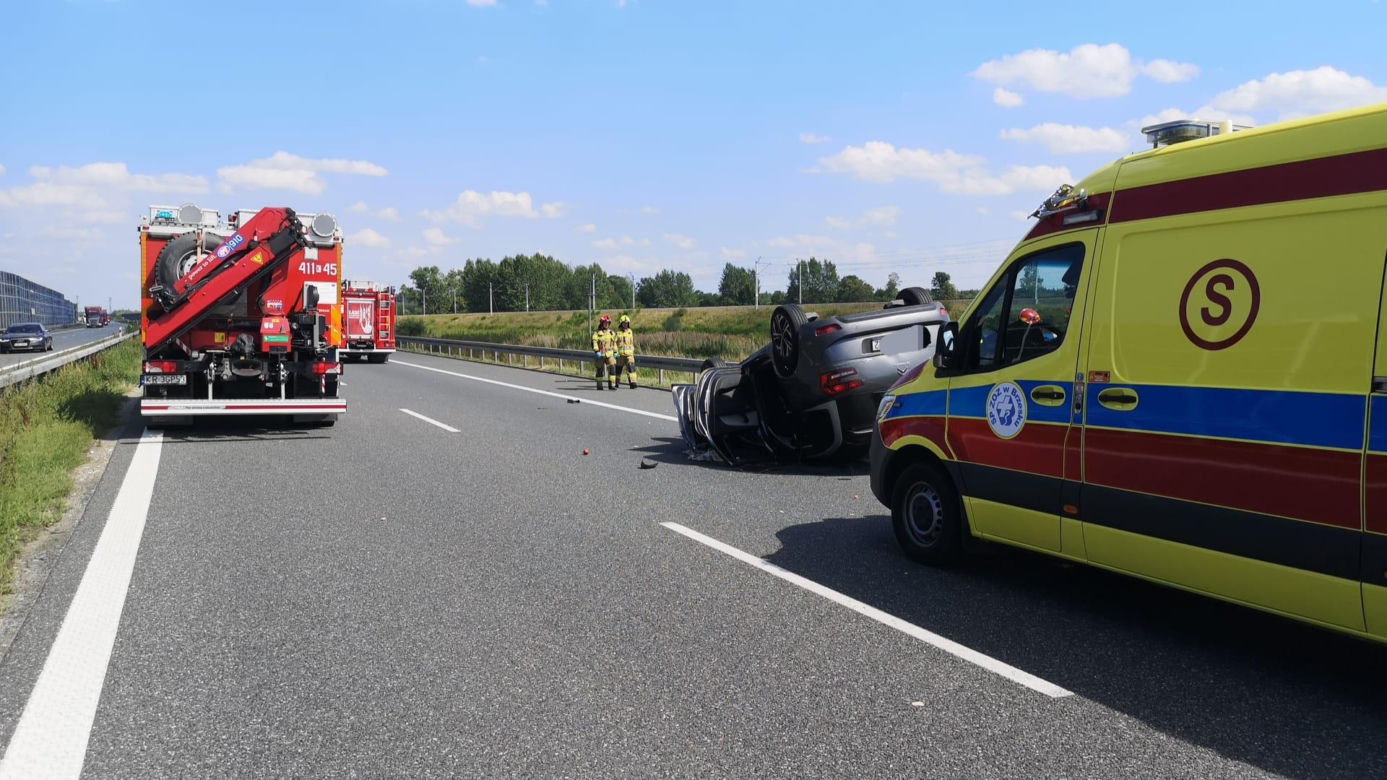 Duże utrudnienia na A4 po zderzeniu osobówki z kamperem w Wokowicach