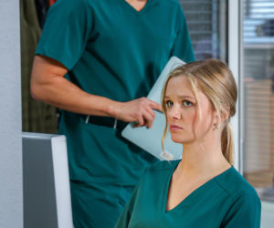 Szpital św. Anny, odcinek 84: Irena Bursztyn po zdradzie męża znajduje schronienie u Darii. Zyta konfrontuje się z dyrektorem Streckerem