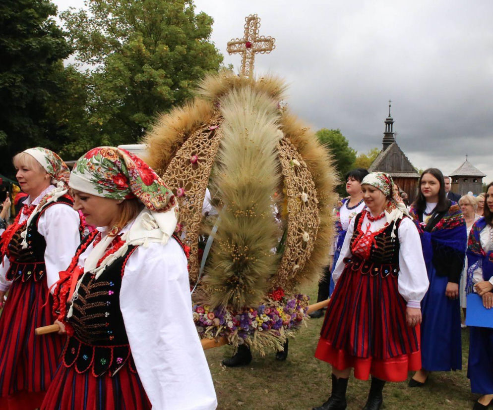 Kobiety w strojach ludowych niosą wieniec dożynkowy. O planowanych świętach plonów przeczytasz na Eska Kielce.