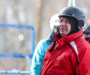 Poseł Wójcik szusuje w kasku