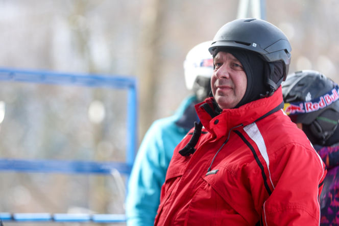 Poseł Wójcik szusuje w kasku