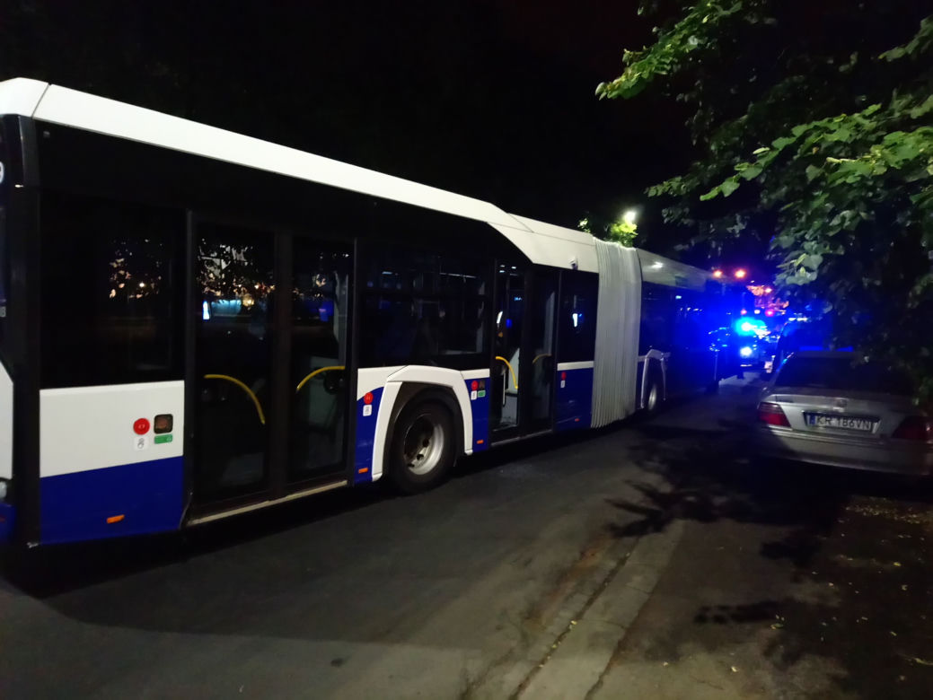 Kraków: Samochód stoczył się ze wzniesienia i... uderzył w autobus