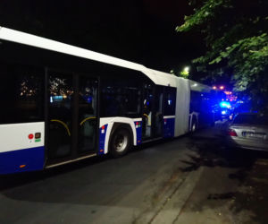 Kraków: Samochód stoczył się ze wzniesienia i... uderzył w autobus