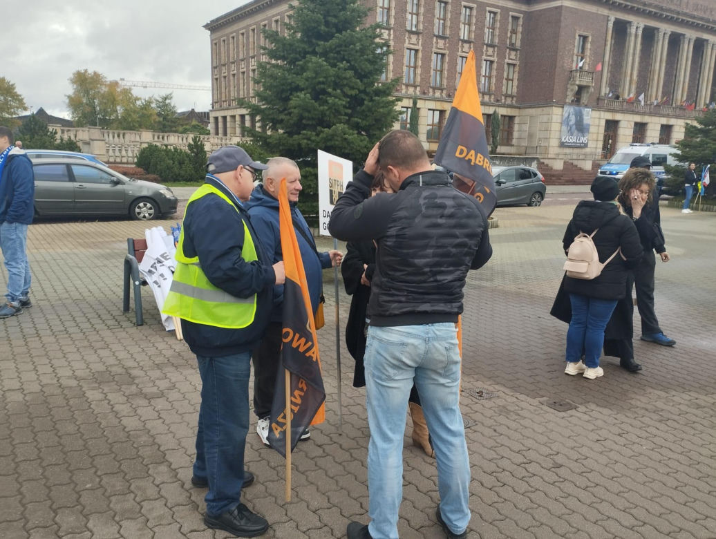 Hutnicy i koksownicy wyszli na ulice w Dąbrowie Górniczej. Apel do rządu o ratunek dla branży i tysięcy miejsc pracy