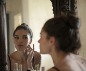 Masz dość krostek na brodzie i policzkach? Winowajcą może być ten jeden błąd, który popełniasz w łazience