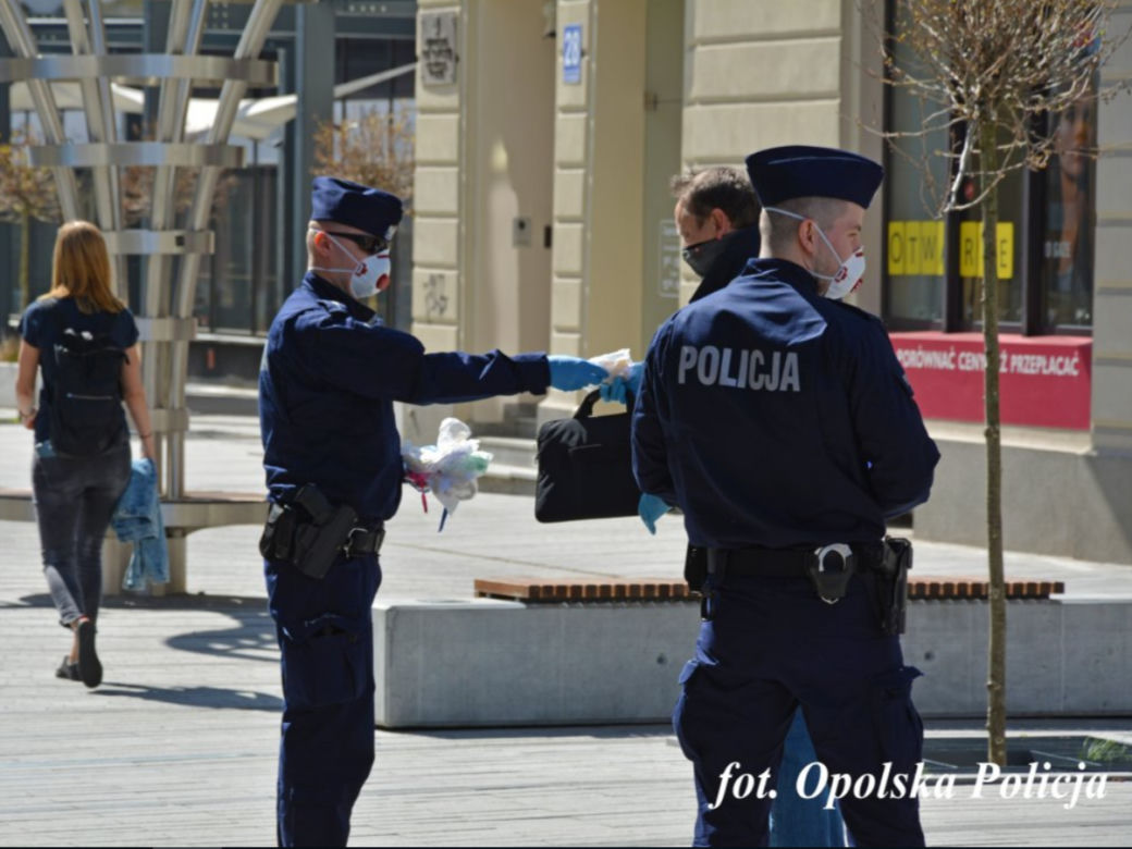 Koronawirus Opole: One uszyły, oni rozdali. Darmowe maseczki ochronne na ulicach