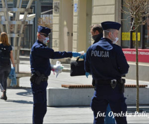 Koronawirus Opole: One uszyły, oni rozdali. Darmowe maseczki ochronne na ulicach