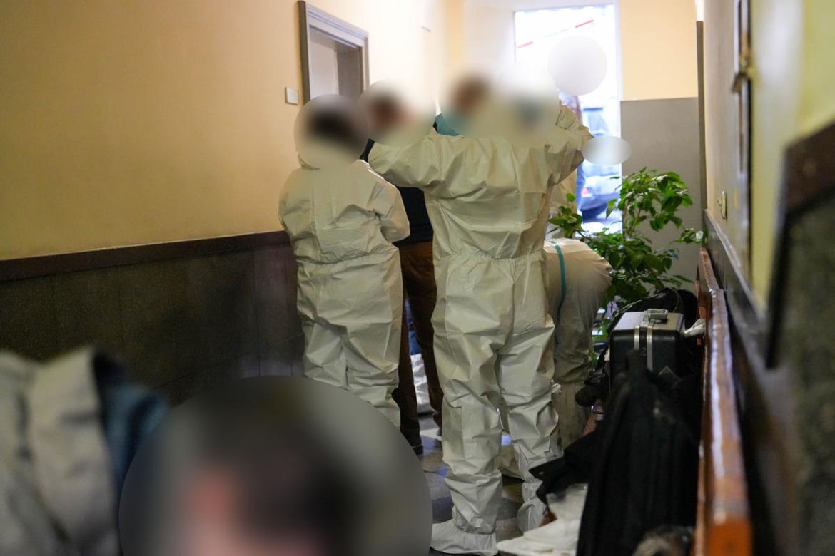 Kraków. Wyrwał policjantom broń i strzelił na komisariacie. Mężczyzna nie żyje, zginęła też jego partnerka