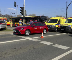 Zderzenie autobusu z tramwajem w Warszawie. Są ranni, duże utrudnienia