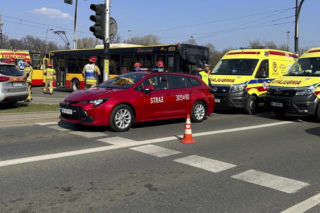 Zderzenie autobusu z tramwajem w Warszawie. Są ranni, duże utrudnienia