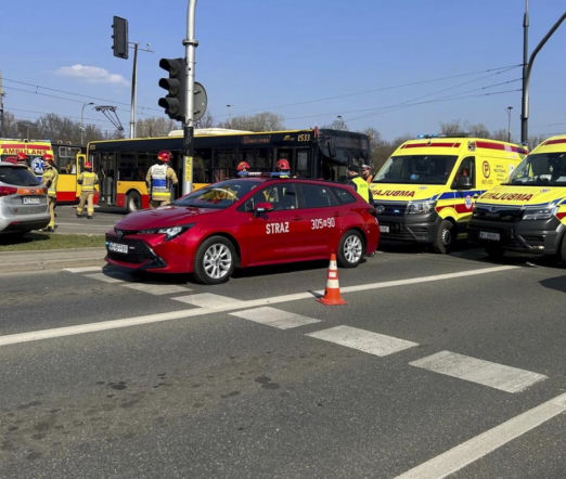 Zderzenie tramwaju z autobusem na rondzie Waszyngtona. Trzy osoby przewieziono do szpitala