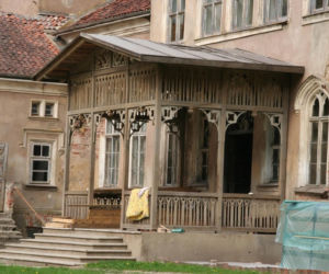 Ta wieś ma ponad 600 lat. Zachował się w niej wyjątkowy neogotycki pałac