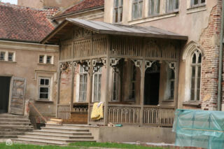 Ta wieś ma ponad 600 lat. Zachował się w niej wyjątkowy neogotycki pałac