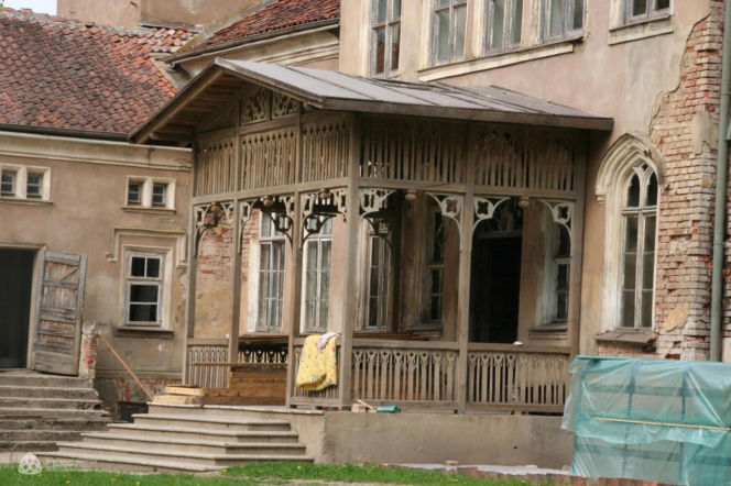 Ta wieś ma ponad 600 lat. Zachował się w niej wyjątkowy neogotycki pałac