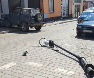 Świecie: 18-latek wjechał w budynek KRADZIONYM autem! Surowe konsekwencje [ZDJĘCIA]