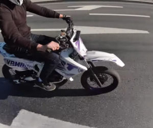 Fiński policjant i nastolatek na skuterze