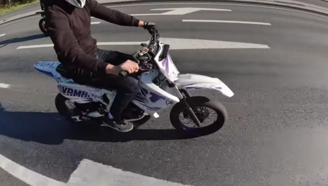 Fiński policjant i nastolatek na skuterze