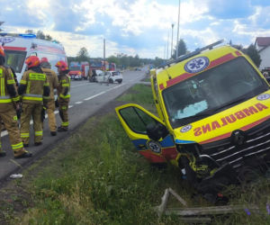 Zderzenie karetki na sygnale z osobówką. Są ranni